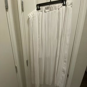 White pleated maxi skirt very cute and sexy with pleats.